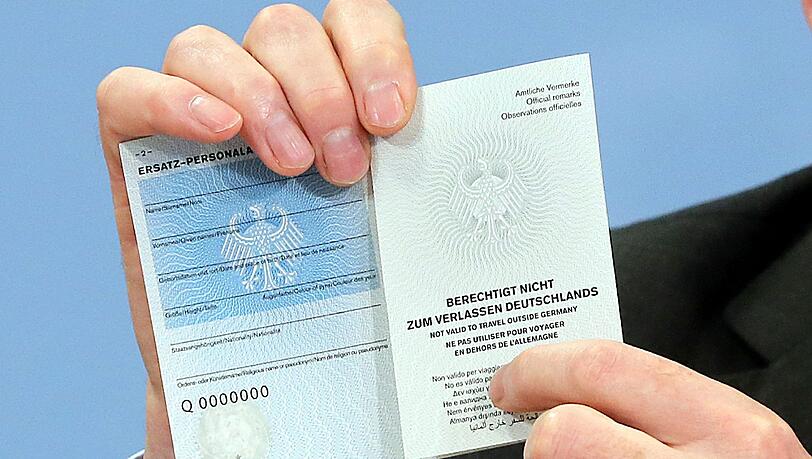 Ersatz-Dokument: Berechtigt nicht nur Ausreise! Soll radikalen Islamisten in Deutschland der Personalausweis abgenommen werden? Ersatz-Dokument: Berechtigt nicht nur Ausreise! Soll radikalen Islamisten in Deutschland der Personalausweis abgenommen werden?