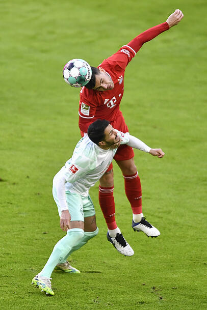 Der Moment der Verletzung: Lucas Hernández (r.) wird von Theodor Gebre Selassie gecheckt. Der Moment der Verletzung: Lucas Hernández (r.) wird von Theodor Gebre Selassie gecheckt.