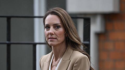 Prinzessin Kate erfüllt ihre Rolle als "Working Royal" mit viel Pflichtbewusstsein. Doch in einer Angelegenheit macht sie lieber ihr eigenes Ding. Prinzessin Kate erfüllt ihre Rolle als "Working Royal" mit viel Pflichtbewusstsein. Doch in einer Angelegenheit macht sie lieber ihr eigenes Ding.