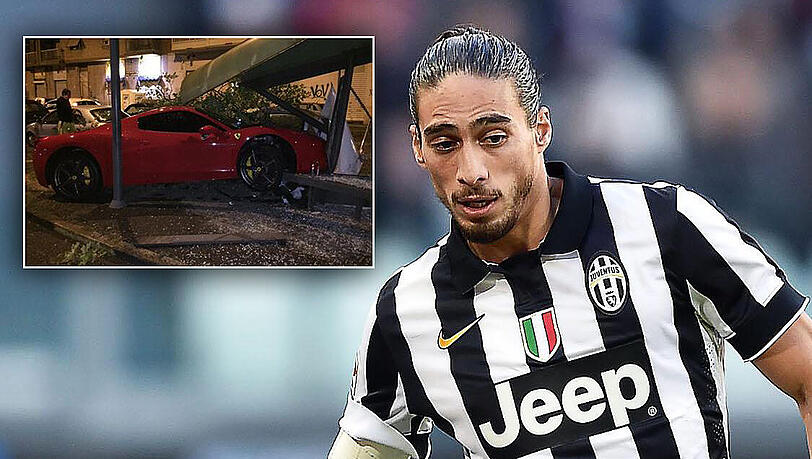 Juve-Verteidiger Martin Caceres ist mit seinem Ferrari in eine Bushaltestelle in Turin gekracht. Juve-Verteidiger Martin Caceres ist mit seinem Ferrari in eine Bushaltestelle in Turin gekracht.