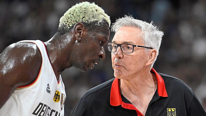 Ein Gespräch, das es so bei den Bayern-Basketballern nicht gibt: Coach Herbert (r.) und Nationalspieler Bonga (l.), der aus München nach Belgrad gewechselt ist. Ein Gespräch, das es so bei den Bayern-Basketballern nicht gibt: Coach Herbert (r.) und Nationalspieler Bonga (l.), der aus München nach Belgrad gewechselt ist.