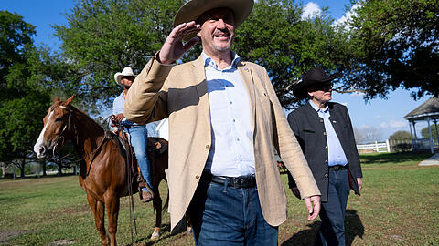 Markus Söder (M, CSU), Ministerpräsident von Bayern, und Florian Herrmann (r, CSU), Leiter der bayerischen Staatskanzlei, besuchen die George Ranch. Söder unternimmt eine mehrtägige Reise in die USA mit Stationen in den Bundesstaaten Texas und South Carolina. Markus Söder (M, CSU), Ministerpräsident von Bayern, und Florian Herrmann (r, CSU), Leiter der bayerischen Staatskanzlei, besuchen die George Ranch. Söder unternimmt eine mehrtägige Reise in die USA mit Stationen in den Bundesstaaten Texas und South Carolina.