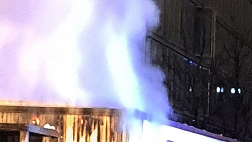 Die eintreffenden Einsatzkräfte fanden einen in Vollbrand stehenden Container vor. Die eintreffenden Einsatzkräfte fanden einen in Vollbrand stehenden Container vor.