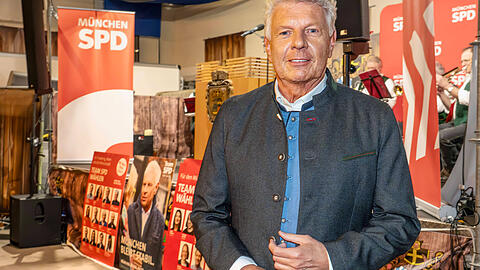 Warum OB Dieter Reiter ausgerechnet in Trudering Wahlkampf macht? Weil das seine politische Heimat ist, von hier kommen seine Förderer. Warum OB Dieter Reiter ausgerechnet in Trudering Wahlkampf macht? Weil das seine politische Heimat ist, von hier kommen seine Förderer.