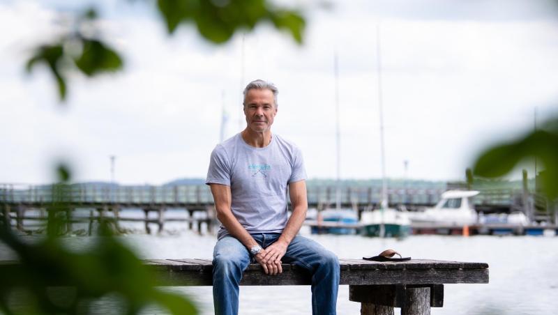 Hannes Jaenicke, Schauspieler, sitzt bei einem Fototermin auf einem Steg am Ammersee. Foto: Sven Hoppe/dpa/Archivbild Hannes Jaenicke, Schauspieler, sitzt bei einem Fototermin auf einem Steg am Ammersee. Foto: Sven Hoppe/dpa/Archivbild