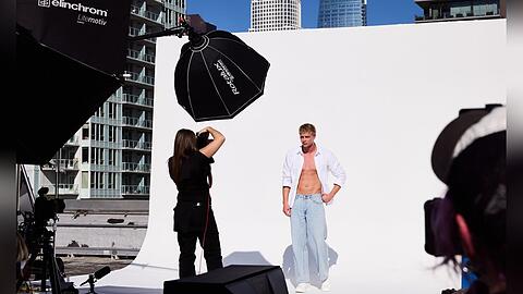 Scheidet er aus? Yanneck hat beim Shooting Probleme mit der Sonne. Scheidet er aus? Yanneck hat beim Shooting Probleme mit der Sonne.