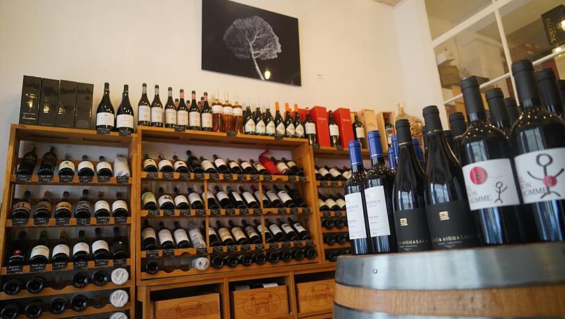 Die Auswahl im Weinladen Camino del Vino ist üppig. Die Besitzerin Susana Suarez Dosil steht ihren Kunden mit Rat und Tat zur Seite. Die Auswahl im Weinladen Camino del Vino ist üppig. Die Besitzerin Susana Suarez Dosil steht ihren Kunden mit Rat und Tat zur Seite.
