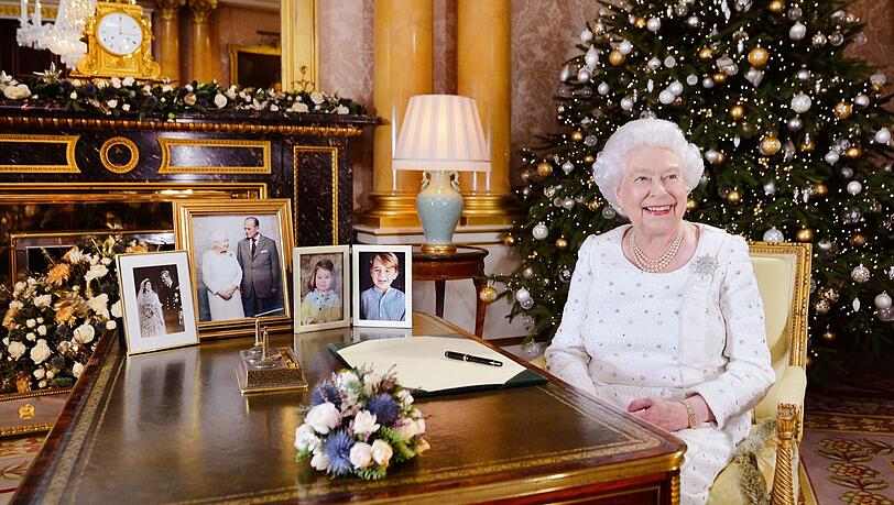Die britische Königin Elizabeth II. bei ihrer Weihnachtsansprache im Buckingham Palast. Die britische Königin Elizabeth II. bei ihrer Weihnachtsansprache im Buckingham Palast.