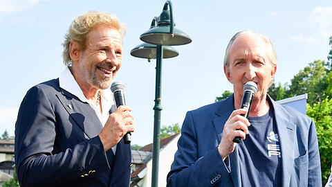 Thomas Gottschalk (l.) und Mike Krüger (r.) moderieren zusammen den Podcast "Die Supernasen". In der neusten Folge sagt Gottschalk seinem Kollegen einen Shitstorm voraus. Thomas Gottschalk (l.) und Mike Krüger (r.) moderieren zusammen den Podcast "Die Supernasen". In der neusten Folge sagt Gottschalk seinem Kollegen einen Shitstorm voraus.