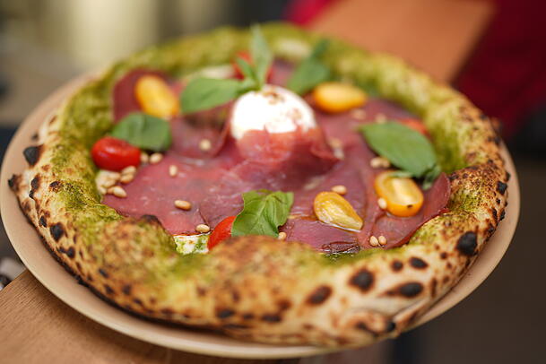 Die Pizza Strada del Goethe ist eine der besonderen Kreationen auf der Speisekarte. Die Pizza Strada del Goethe ist eine der besonderen Kreationen auf der Speisekarte.