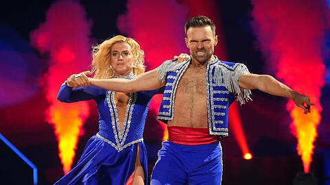 Bei Jeanette Biedermanns Paso Doble an der Seite von Vadim Garbuzov kam es zu einem ungewollten Outfit-Fauxpas. Bei Jeanette Biedermanns Paso Doble an der Seite von Vadim Garbuzov kam es zu einem ungewollten Outfit-Fauxpas.