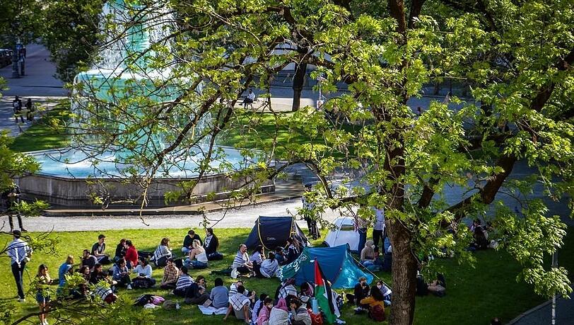 Rund 70 Demonstranten haben am vergangenen Freitag am Geschwister-Scholl-Platz vor der LMU campiert.