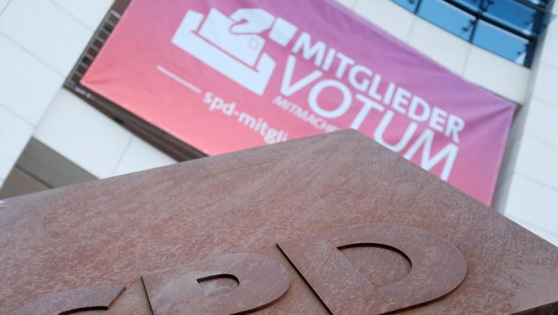 Werbeplakat für ein Mitgliedervotum am Willy-Brandt-Haus: Die Flensburger Oberbürgermeisterin Lange (SPD) ist für eine Befragung der SPD-Mitglieder über den Verbleib in der großen Koalition.