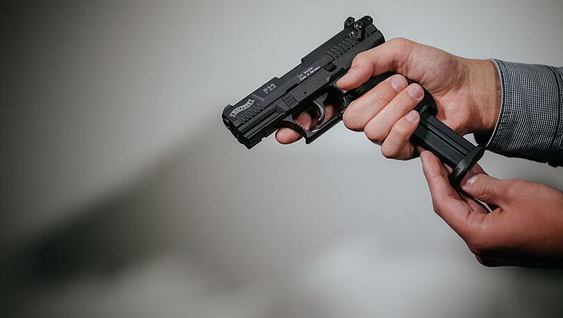 Mit einer Waffe in der Hand setzt sich ein Mann vor eine Bäckerei. (Symbolbild) Mit einer Waffe in der Hand setzt sich ein Mann vor eine Bäckerei. (Symbolbild)
