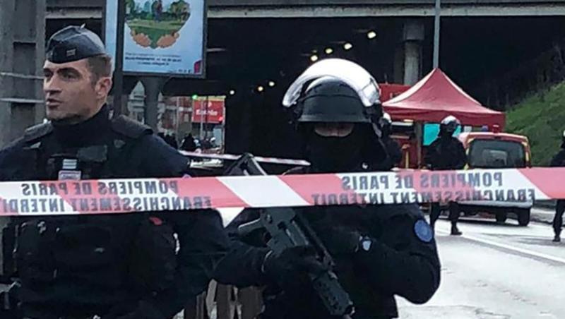 Polizisten sichern nach der Messerattacke den Tatort in Villejuif. Polizisten sichern nach der Messerattacke den Tatort in Villejuif.