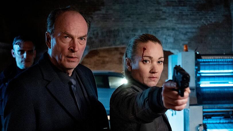 "Sarah Kohr: Geister der Vergangenheit": Anton Mehringer (Herbert Knaup) und Sarah Kohr (Lisa Maria Potthoff) versuchen, einen Verdächtigen zu stellen. "Sarah Kohr: Geister der Vergangenheit": Anton Mehringer (Herbert Knaup) und Sarah Kohr (Lisa Maria Potthoff) versuchen, einen Verdächtigen zu stellen.