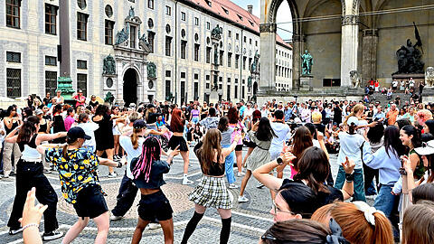 Ein Hauch von Massenhysterie: K-Pop-Fans tanzen Chores ihrer Idole auf öffentlichen Plätzen wie dem Odeonsplatz nach. Ein Hauch von Massenhysterie: K-Pop-Fans tanzen Chores ihrer Idole auf öffentlichen Plätzen wie dem Odeonsplatz nach.