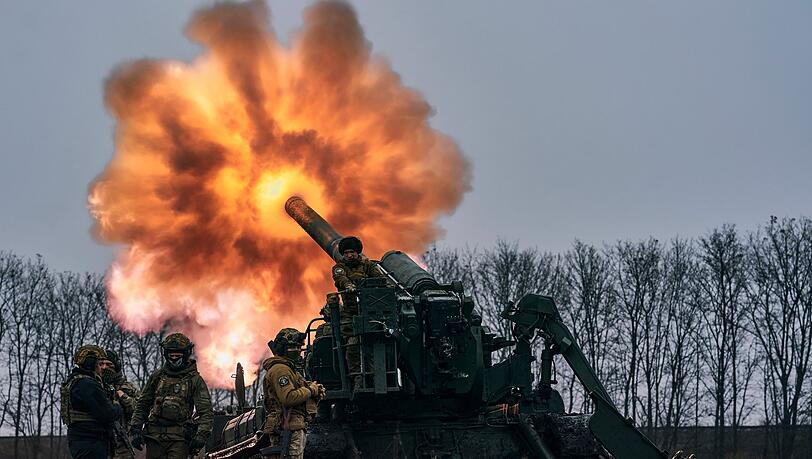 Ukrainische Soldaten feuern in Bachmut eine Haubitze auf russische Stellungen. Ukrainische Soldaten feuern in Bachmut eine Haubitze auf russische Stellungen.