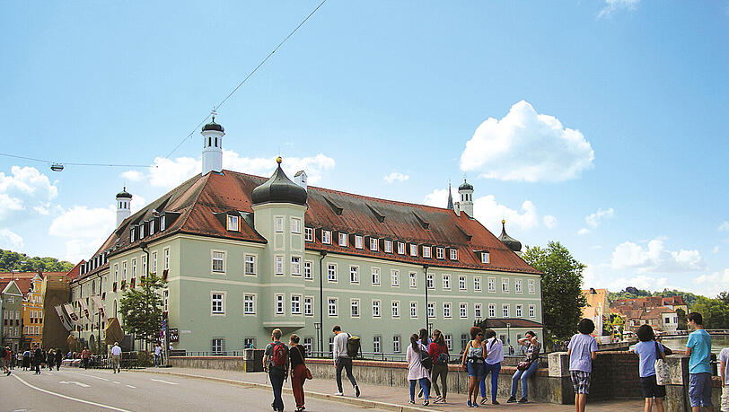 Damals befand sich dieses noch außerhalb der Stadtmauern, bis sich das 1350 durch eine Stadterweiterung änderte. „Es war schon immer ein Anlaufpunkt für die Armen der Stadt, wenn sie Hilfe brauchten. Früher nutze man dieses auch als Krankenhaus“, so Markus Beis in seinem Buch. Damals befand sich dieses noch außerhalb der Stadtmauern, bis sich das 1350 durch eine Stadterweiterung änderte. „Es war schon immer ein Anlaufpunkt für die Armen der Stadt, wenn sie Hilfe brauchten. Früher nutze man dieses auch als Krankenhaus“, so Markus Beis in seinem Buch.