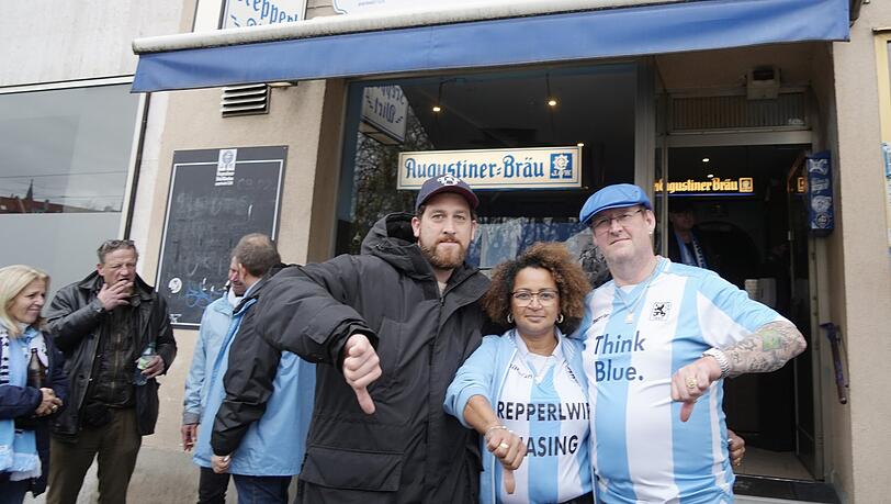 "Der Trepperlwirt hat doch Tradition!", sagt Löwenfan Daniel Senn (l.), hier mit Wirt Robert Völtl und dessen Frau Alice vor dem Trepperlwirt an der Tegernseer Landstraße. "Der Trepperlwirt hat doch Tradition!", sagt Löwenfan Daniel Senn (l.), hier mit Wirt Robert Völtl und dessen Frau Alice vor dem Trepperlwirt an der Tegernseer Landstraße.
