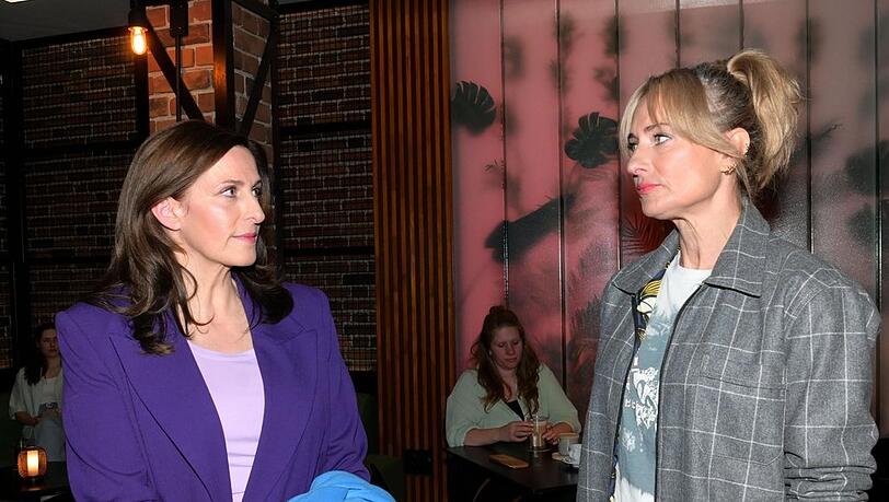 "GZSZ": Katrin (l.) schafft es nicht, einen Schritt auf Maren zuzugehen. "GZSZ": Katrin (l.) schafft es nicht, einen Schritt auf Maren zuzugehen.