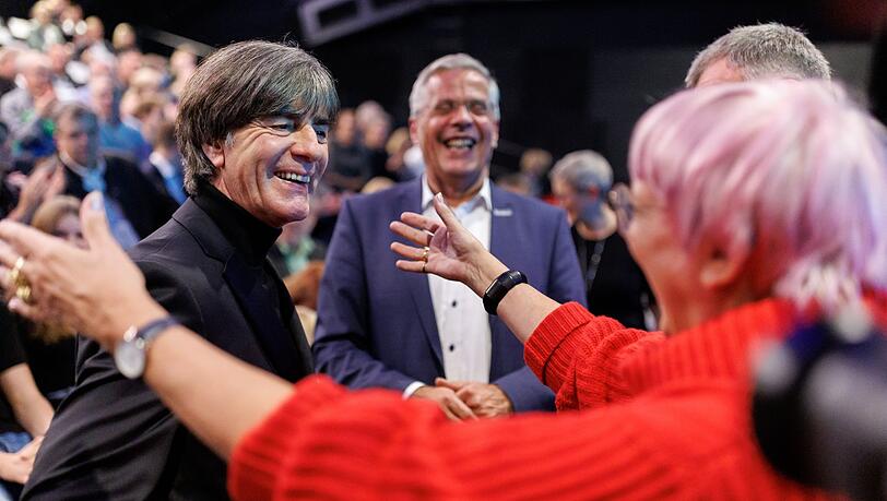Joachim Löw (l) begrüßt Claudia Roth, Staatsministerin für Kultur und Medien. Joachim Löw (l) begrüßt Claudia Roth, Staatsministerin für Kultur und Medien.