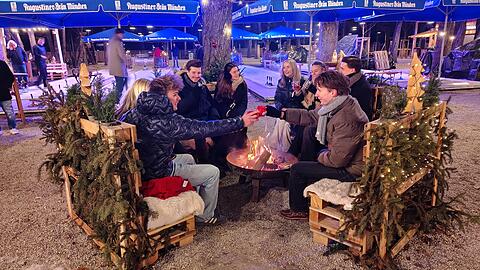 Gemütlich zusammensitzen und den anderen beim Eisstockschießen zuschauen. Auch das ist in der Menterschwaige möglich. Gemütlich zusammensitzen und den anderen beim Eisstockschießen zuschauen. Auch das ist in der Menterschwaige möglich.