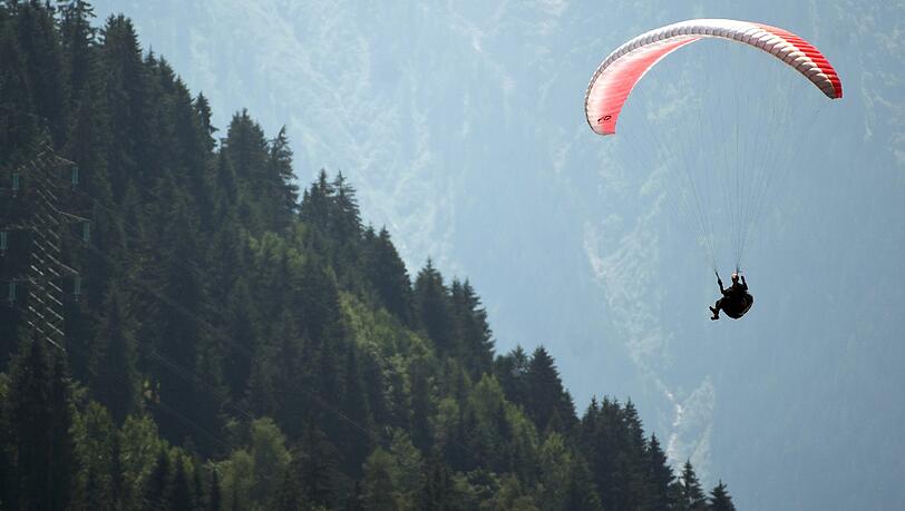 Ein 27-Jähriger aus Straubing ist am Samstag mit seinem Paraglider in den Tod gestürzt. Ein 27-Jähriger aus Straubing ist am Samstag mit seinem Paraglider in den Tod gestürzt.