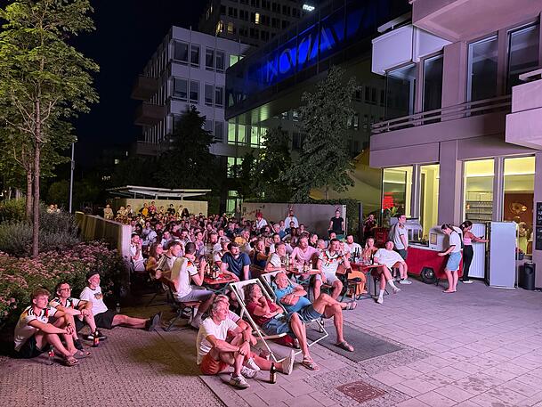 Auf Bierbänken, Strandstühlen oder einfach auf dem Boden, vor Maisha’s Kitchen in Giesing fieberten die Fans mit dem deutschen Team mit. Auf Bierbänken, Strandstühlen oder einfach auf dem Boden, vor Maisha’s Kitchen in Giesing fieberten die Fans mit dem deutschen Team mit.