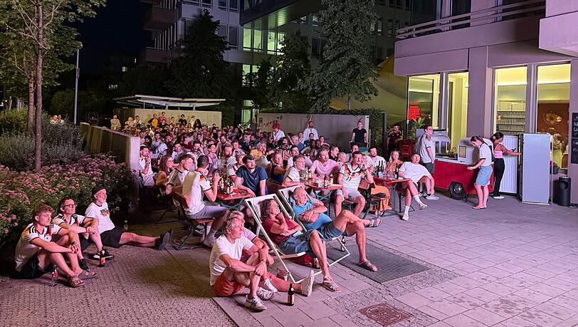 Auf Bierbänken, Strandstühlen oder einfach auf dem Boden, vor Maisha’s Kitchen in Giesing fieberten die Fans mit dem deutschen Team mit. Auf Bierbänken, Strandstühlen oder einfach auf dem Boden, vor Maisha’s Kitchen in Giesing fieberten die Fans mit dem deutschen Team mit.