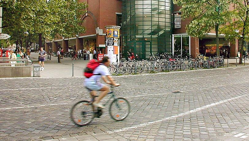 Wegen eines Verkehrskonzeptes am Rotkreuzplatz gibt's Ärger im Bezirksausschuss. (Archivbild) Wegen eines Verkehrskonzeptes am Rotkreuzplatz gibt's Ärger im Bezirksausschuss. (Archivbild)