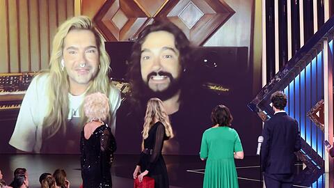 Bill und Tom Kaulitz konnten den Preis nicht persönlich entgegennehmen, feierten aber mit Champagner. Bill und Tom Kaulitz konnten den Preis nicht persönlich entgegennehmen, feierten aber mit Champagner.