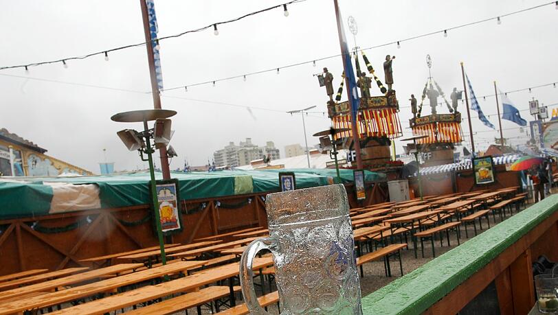 Der Regen hält am Sonntag viele Münchner vom Wiesnbesuch ab. Am Samstag strömten umso mehr Menschen hinaus. Der Regen hält am Sonntag viele Münchner vom Wiesnbesuch ab. Am Samstag strömten umso mehr Menschen hinaus.