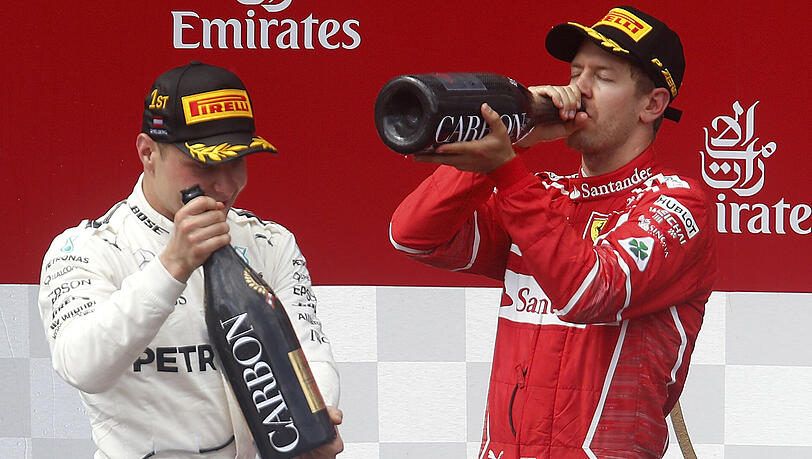 Sieger Valtteri Bottas (links) und der Zweite Sebastian Vettel auf dem Podium in Spielberg. Sieger Valtteri Bottas (links) und der Zweite Sebastian Vettel auf dem Podium in Spielberg.