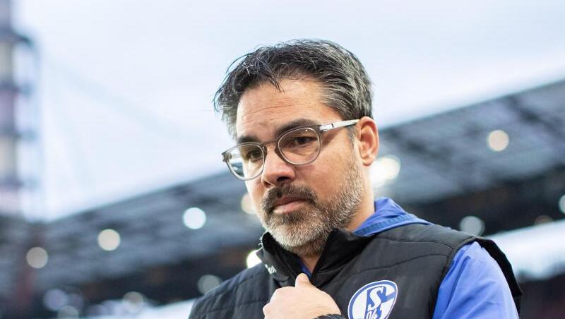 Schalkes Trainer David Wagner vor Spielbeginn. Foto: Marcel Kusch/dpa Schalkes Trainer David Wagner vor Spielbeginn. Foto: Marcel Kusch/dpa