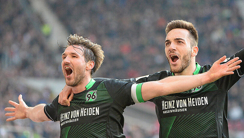 Die Hannoveraner Christian Schulz (links) und Kenan Karaman bejubeln das 2:1 gegen den VfB Stuttgart. Die Hannoveraner Christian Schulz (links) und Kenan Karaman bejubeln das 2:1 gegen den VfB Stuttgart.
