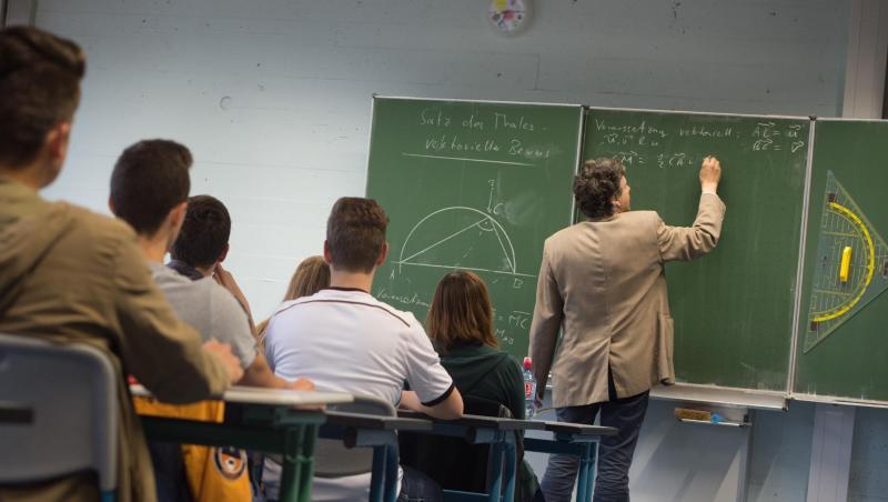 Ein Lehrer schreibt während des Matheunterrichts einer Abiturklasse an die Tafel. Foto: Marijan Murat/Archivbild Ein Lehrer schreibt während des Matheunterrichts einer Abiturklasse an die Tafel. Foto: Marijan Murat/Archivbild