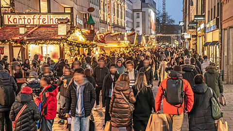 Rund 170.000 Menschen waren laut Citypartenr am Samstag in der Kaufingerstraße unterwegs. Die Bilanz der Shoppingnacht ist aber durchwachsen. Rund 170.000 Menschen waren laut Citypartenr am Samstag in der Kaufingerstraße unterwegs. Die Bilanz der Shoppingnacht ist aber durchwachsen.