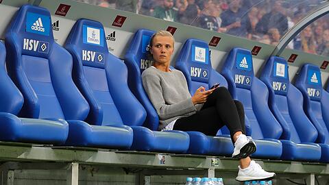 Münchens Teammanagerin Kathleen Krüger bei einem Testspiel in Hamburg 2018. (Archivbild) Münchens Teammanagerin Kathleen Krüger bei einem Testspiel in Hamburg 2018. (Archivbild)