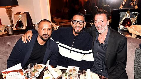 Feiern die Eröffnung der "Winteralm" am Donnerstag gemeinsam: DJ Ramon Ido (v.l.) mit Ex-Bayern-Star Jerome Boateng und Hausherr Ugo Crocamo ("H'ugo's", "Tambosi". Feiern die Eröffnung der "Winteralm" am Donnerstag gemeinsam: DJ Ramon Ido (v.l.) mit Ex-Bayern-Star Jerome Boateng und Hausherr Ugo Crocamo ("H'ugo's", "Tambosi".