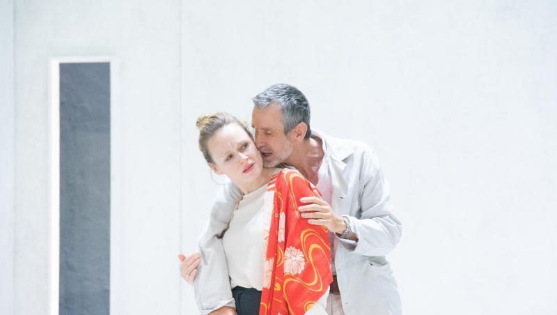 Schönheitschirurg Eduard, gespielt von Ulrich Matthes (r), und Sängerin Charlotte (Anja Schneider) ziehen in ein neues Haus. Schönheitschirurg Eduard, gespielt von Ulrich Matthes (r), und Sängerin Charlotte (Anja Schneider) ziehen in ein neues Haus.