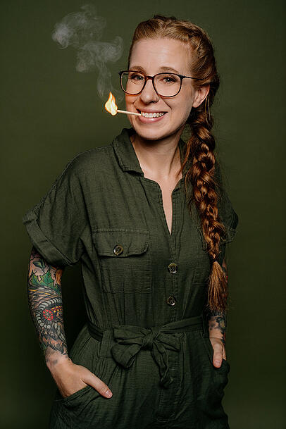 Die Herzen der Bayern hat sie längst erobert und ihre beiden ersten Erfolgsprogramme haben Sara Brandhuber nicht nur begeisterte Zuschauer, sondern auch den bayerischen Dialektpreis beschert. Die Herzen der Bayern hat sie längst erobert und ihre beiden ersten Erfolgsprogramme haben Sara Brandhuber nicht nur begeisterte Zuschauer, sondern auch den bayerischen Dialektpreis beschert.