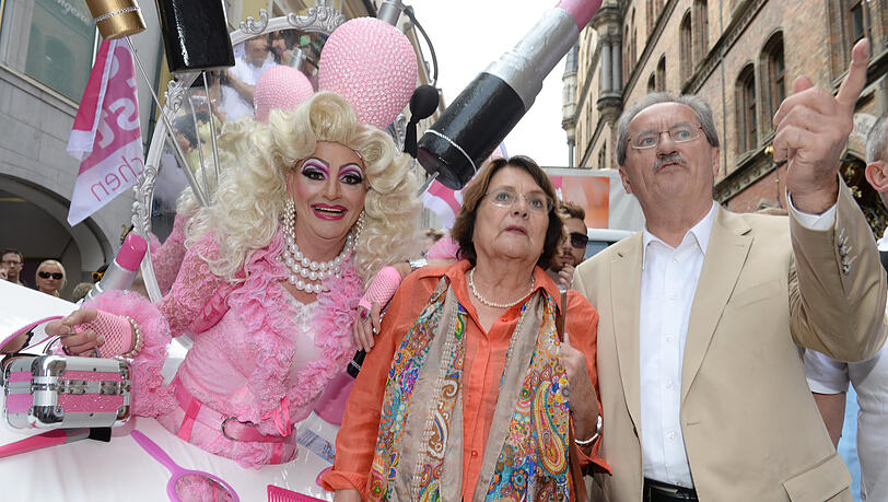 Viel früher als andere Politiker ist Christian Ude Stammgast auf dem CSD. Er bleibt es bis zum Ende seiner Amtszeit – hier 2013 mit seiner Frau Edith Welser-Ude.