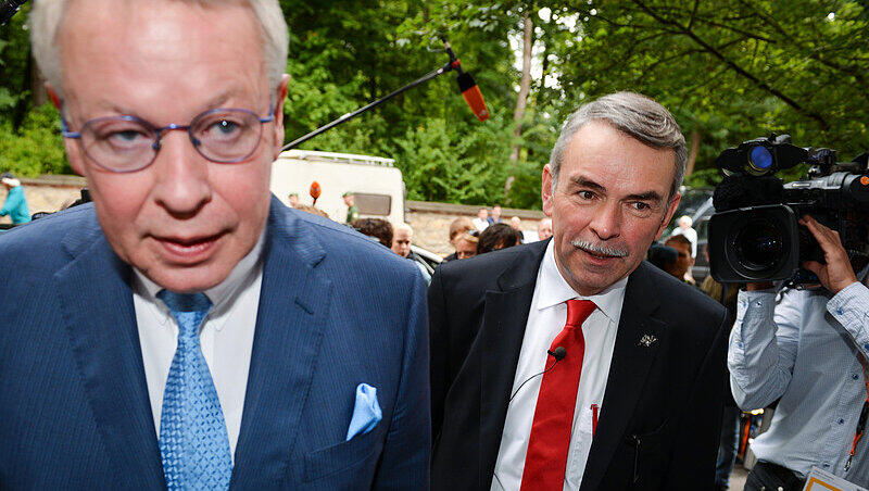 Gustl Mollath (r) und sein Anwalt Gerhard Strate.