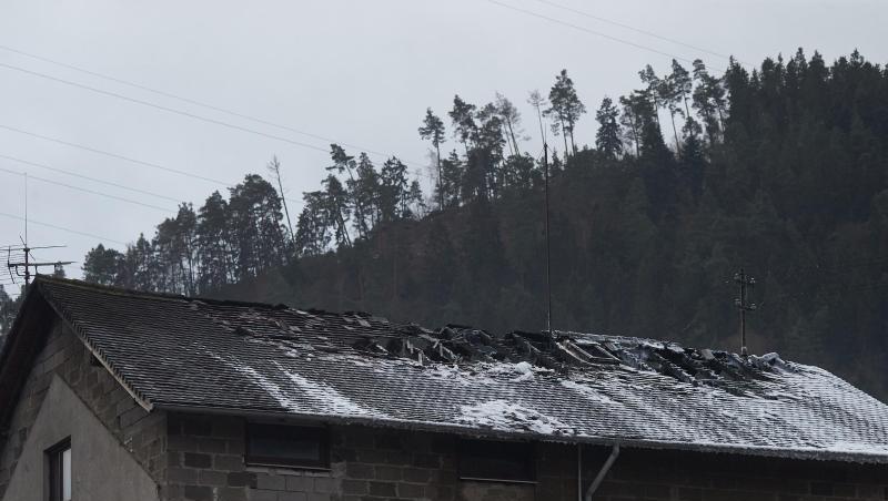 Blick auf das ausgebrannte Dachgeschoss des Mehrfamilienhauses im rheinland-pfälzischen Lambrecht. Blick auf das ausgebrannte Dachgeschoss des Mehrfamilienhauses im rheinland-pfälzischen Lambrecht.