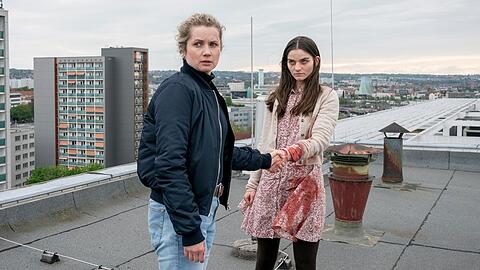 "Tatort: Nachtschatten": Leonie Winkler (Cornelia Gröschel, l.) findet Amanda (Emilie Neumeister) auf einem Hausdach. "Tatort: Nachtschatten": Leonie Winkler (Cornelia Gröschel, l.) findet Amanda (Emilie Neumeister) auf einem Hausdach.