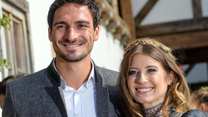 Bayern-Profi Mats Hummels und seine Frau Cathy Hummels 2017 auf der Wiesn. Bayern-Profi Mats Hummels und seine Frau Cathy Hummels 2017 auf der Wiesn.