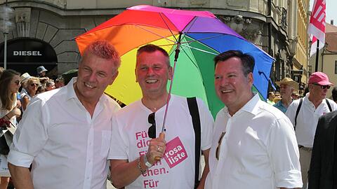 Unter dem Regenbogenschirm: Thomas Niederbühl (M.) mit OB und CSD-Schirmherr Dieter Reiter (l.) sowie Bürgermeister Josef Schmid. Unter dem Regenbogenschirm: Thomas Niederbühl (M.) mit OB und CSD-Schirmherr Dieter Reiter (l.) sowie Bürgermeister Josef Schmid.