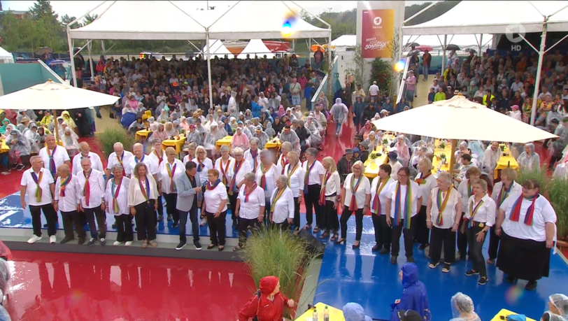 Premiere bei "Immer wieder sonntags": Stefan Mross lädt großen Schlager-Chor auf seine Bühne ein. Premiere bei "Immer wieder sonntags": Stefan Mross lädt großen Schlager-Chor auf seine Bühne ein.