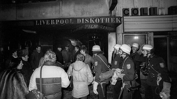 Bei dem Anschlag auf die Diskothek Liverpool am 7. Januar 1984 wurden acht Menschen schwer verletzt. Corinna Tartarotti starb Monate später an ihren schwersten Brandverletzungen. Bei dem Anschlag auf die Diskothek Liverpool am 7. Januar 1984 wurden acht Menschen schwer verletzt. Corinna Tartarotti starb Monate später an ihren schwersten Brandverletzungen.